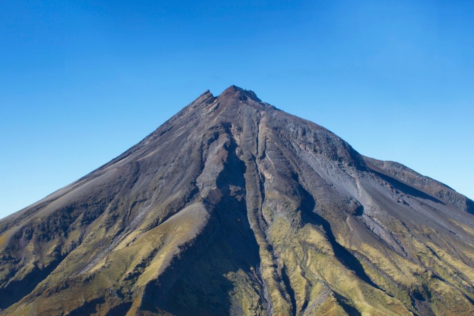  est prope Pittheam tumulus Troezena. 